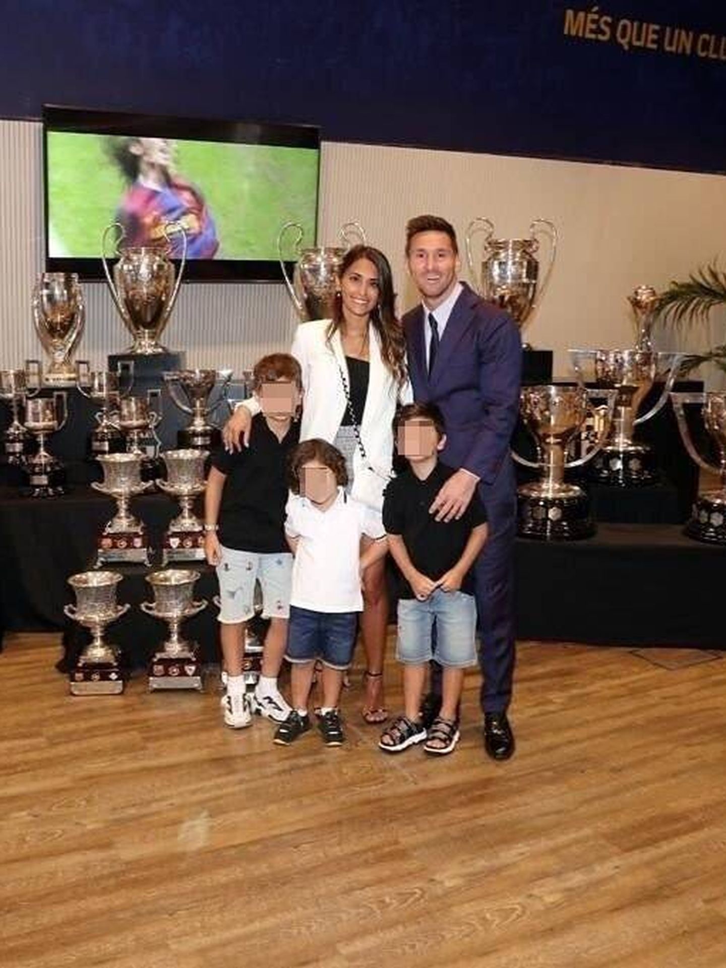 Messi, Antonela Roccuzzo y sus tres hijos, en la despedida del Barça. (Instagram, @antonelaroccuzzo)