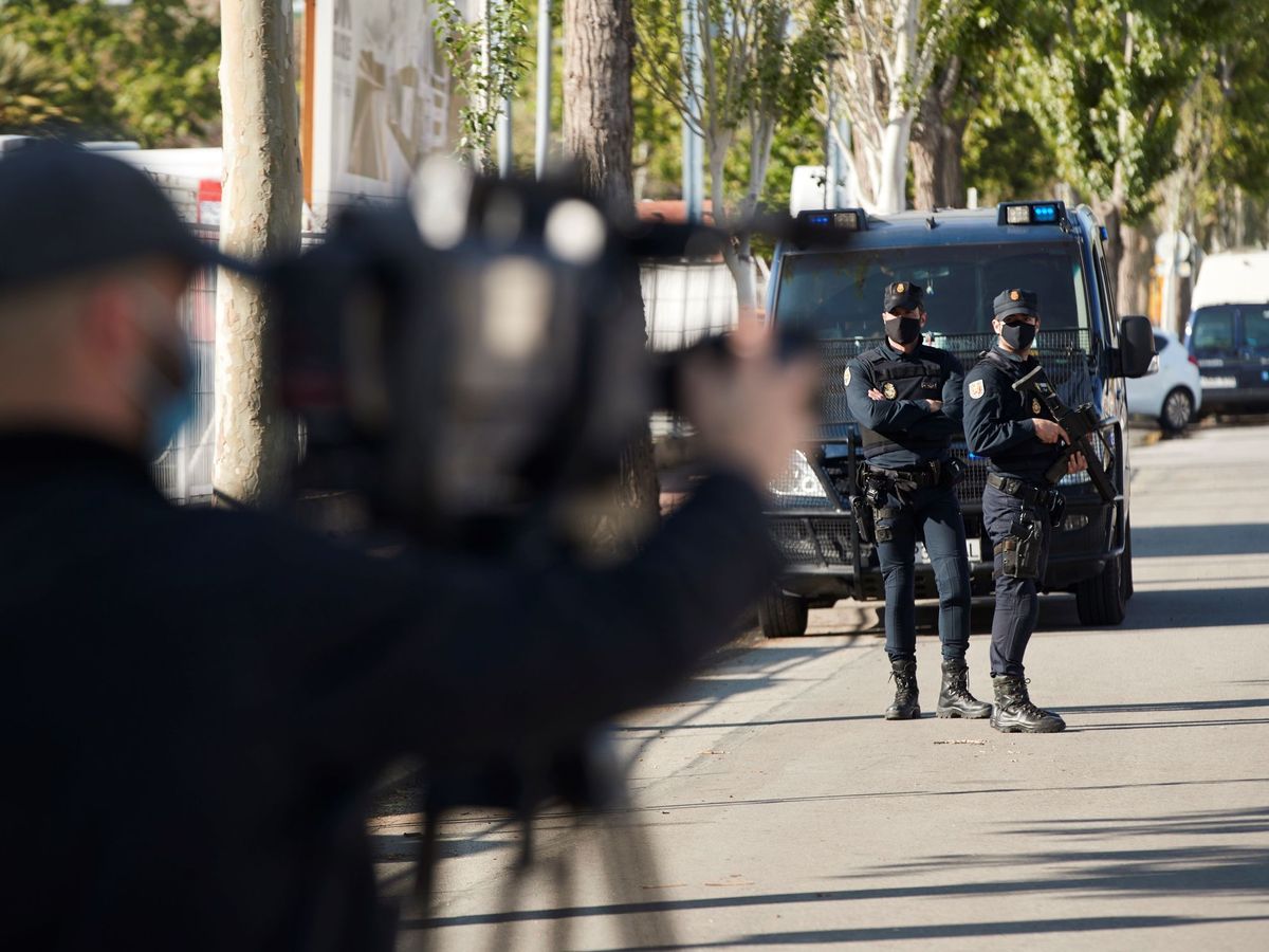 Foto: Un periodista graba las inmediaciones de la comisaría de la Policía Nacional en la Zona Franca de Barcelona. (EFE/Alejandro García)