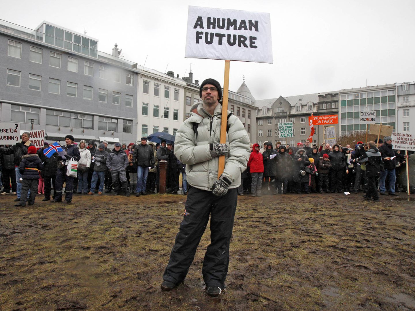 Un manifestante durante una protesta contra el referéndum convocado por el Gobierno, en Reykjavik. (Reuters)