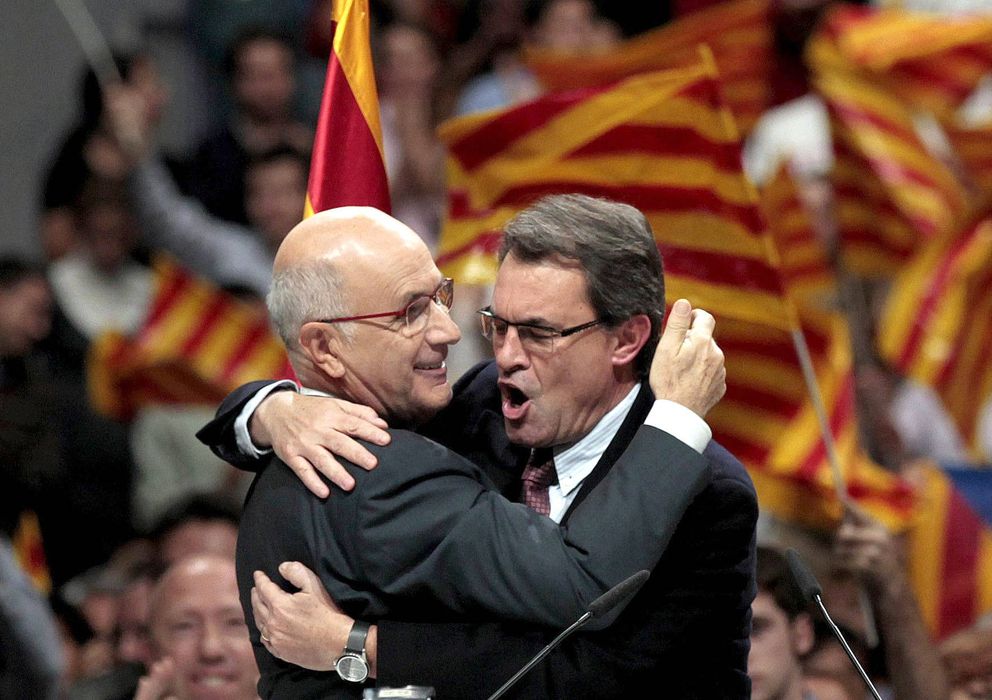 Foto: El candidato de CiU, Josep Antoni Duran i Lleida (i), se abraza al presidente de la Generalitat, Artur Mas (d) (Efe)