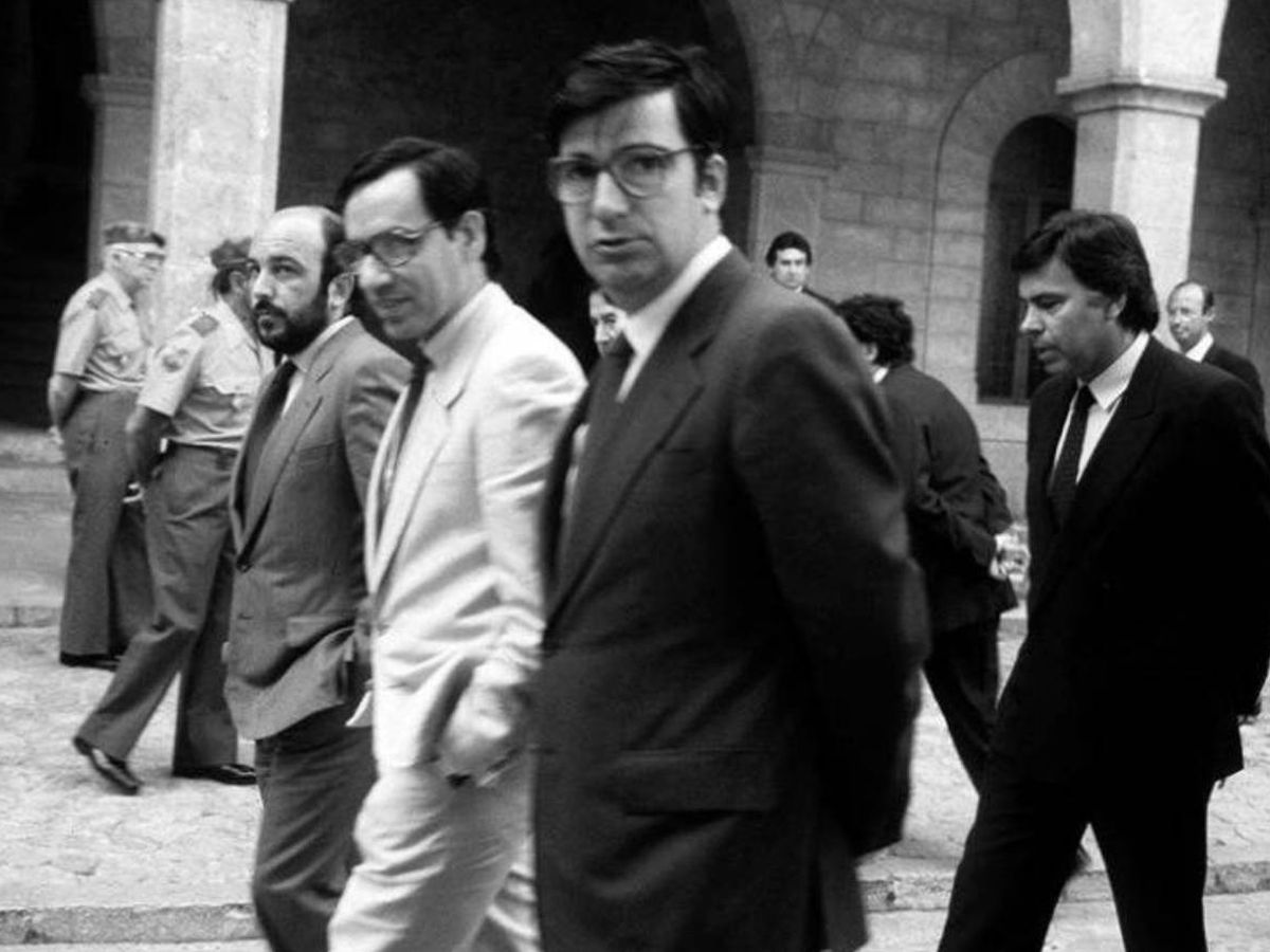 Foto: Ernest Lluch, en primer plano con Alfonso Guerra, Felipe González y Joaquín Almunia. (EFE)