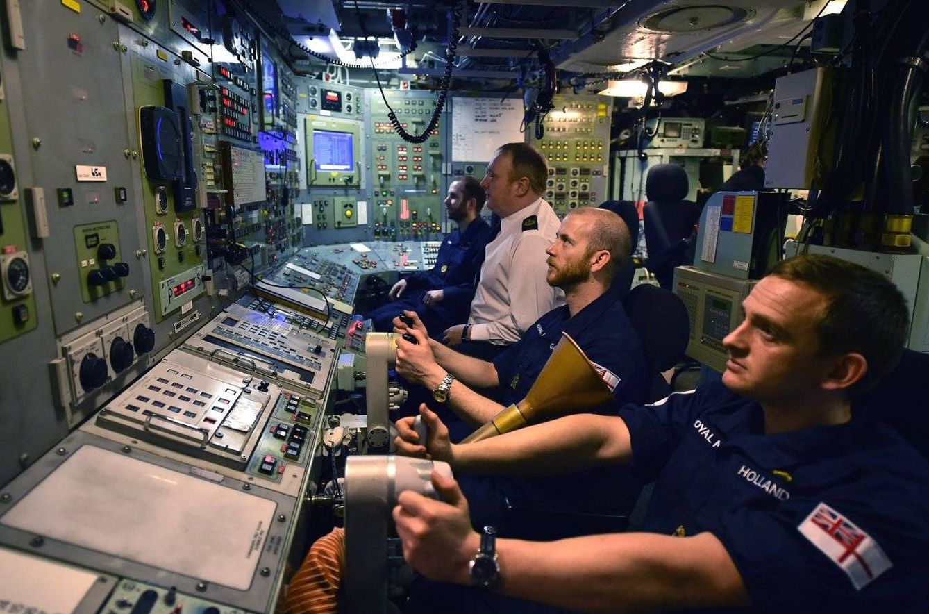 Sala de control en el submarino HMS Vigilant.
