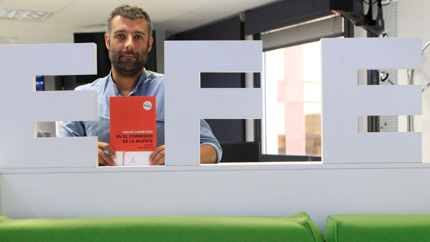 Nacho Carretero, con su nuevo libro. (EFE/Tamara Rozas)