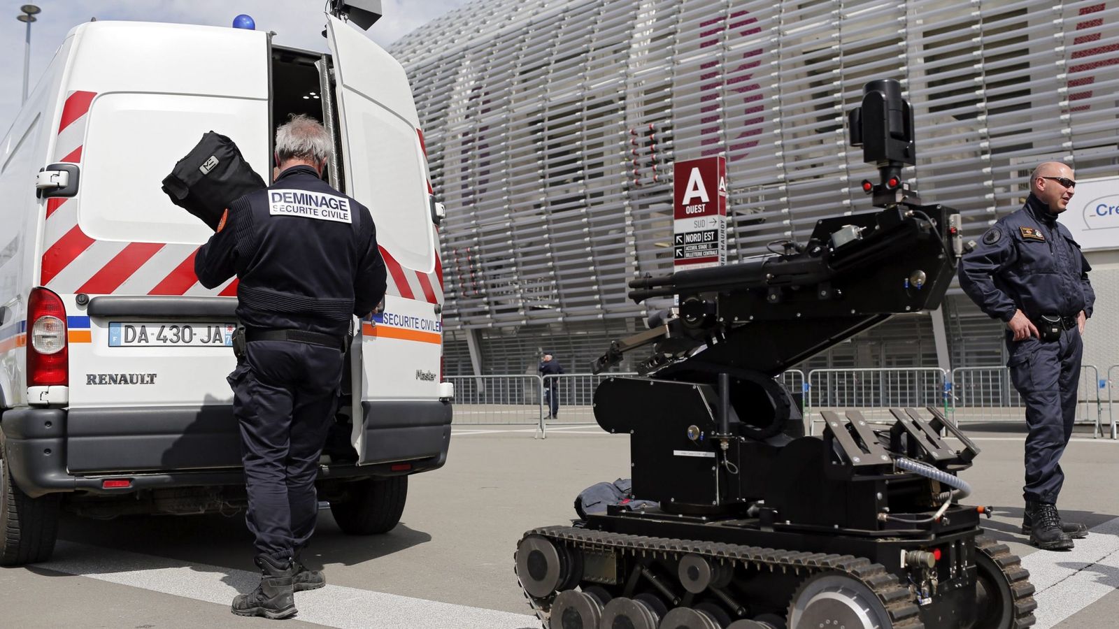 Foto: Guardia Civil y Policía colaborarán con sus compañeros especialistas en desactivación de explosivos durante la Eurocopa. (EFE)