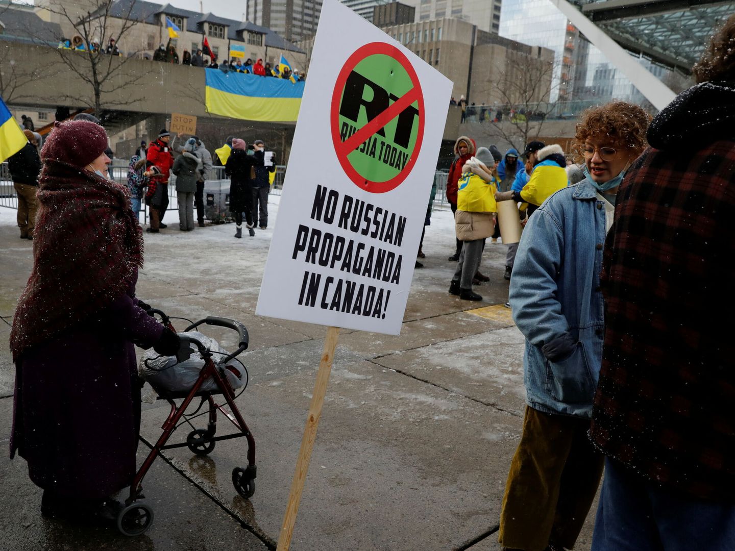 Una manifestación en Canadá contra la invasión de Ucrania. (Reuters/Chris Helgren)