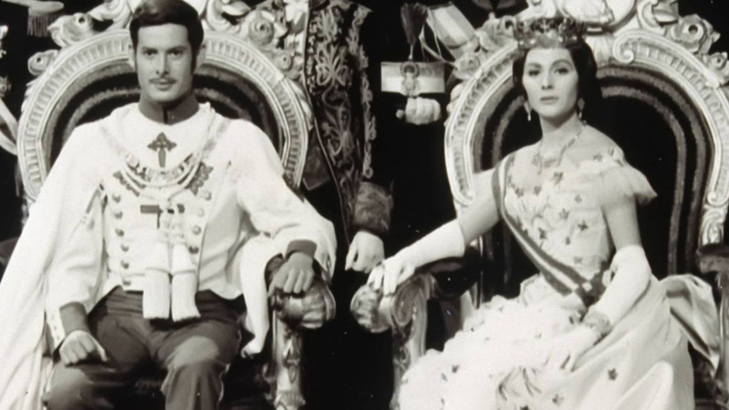 Vicente Parra y Paquita Rico, como los reyes Alfonso XII y María de las Mercedes en un fotograma de la película ¿Dónde vas Alfonso XII?'. (Pecsa Films)
