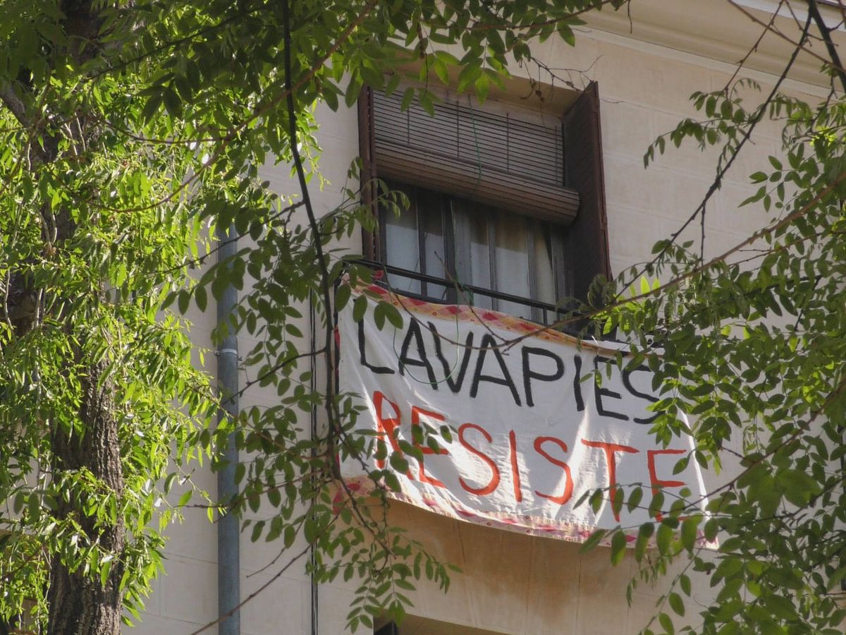 Foto: Pancarta en Lavapiés contra el desahucio de las vecinas por un fondo de inversión. (Zavan Films)