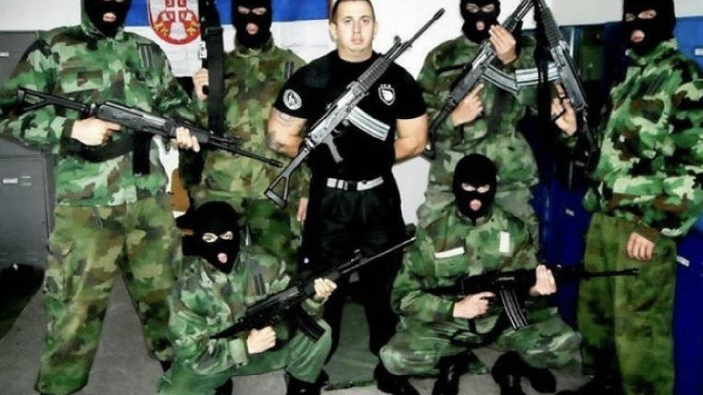 Miembros de Honor Serbio posan armados y enmascarados