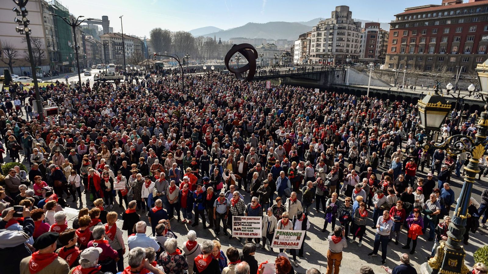 Foto: Pensionistas y jubilados se concentran ante el Ayuntamiento de Bilbao en demanda de pensiones ''dignas''. (EFE)
