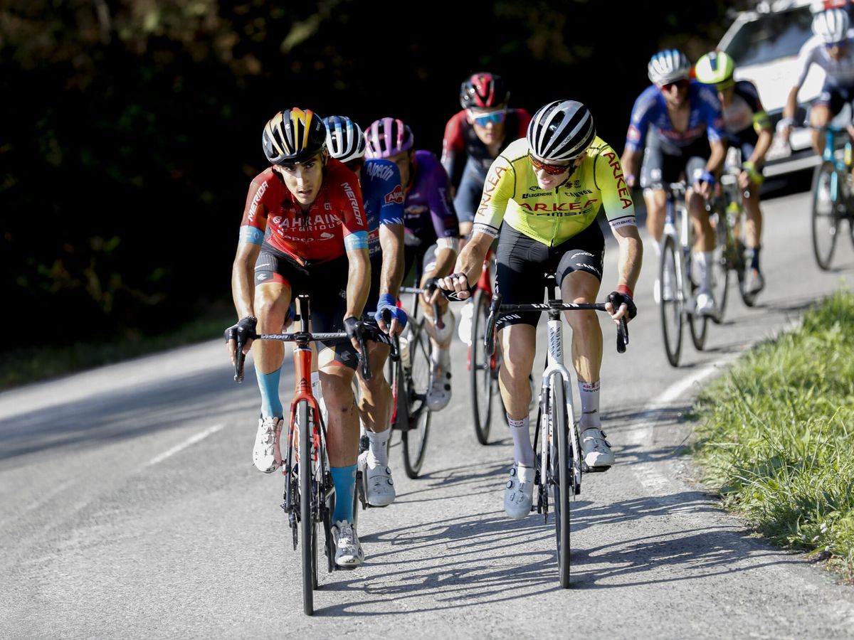Foto: El pelotón, durante la novena etapa de la Vuelta. (EFE/Javier Lizón)