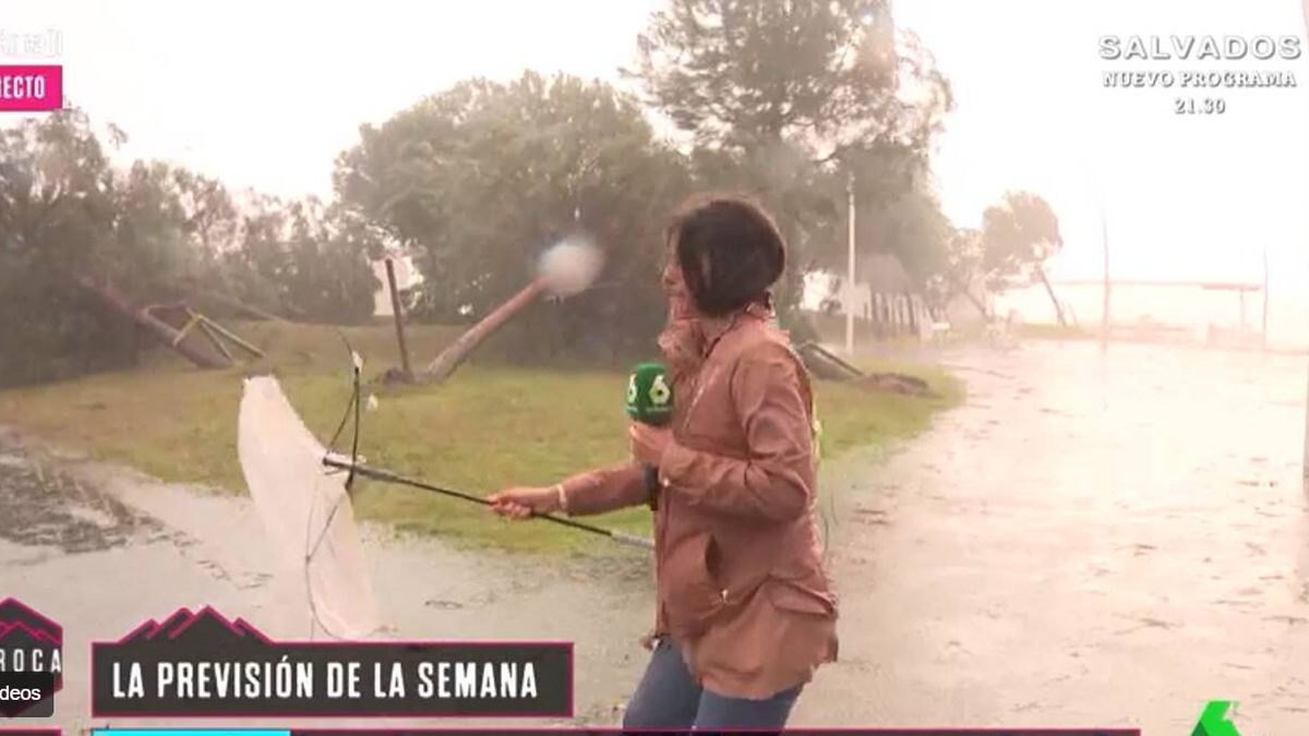 Esta reportera de 'La Roca' lo pasa realmente mal con la borrasca Bernard en Huelva: "Yo aquí me hago viral"