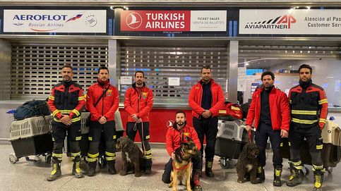 Bomberos y militares españoles aterrizan en Turquía; se preparan los chalecos rojos