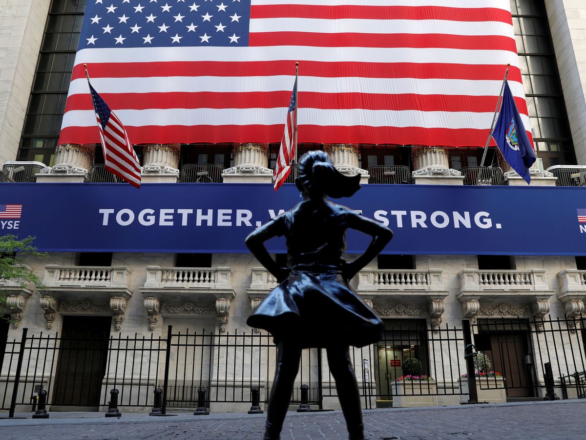 Foto: La 'Fearless Girl' de Wall Street, frente a la Bolsa de Nueva York. (Reuters)