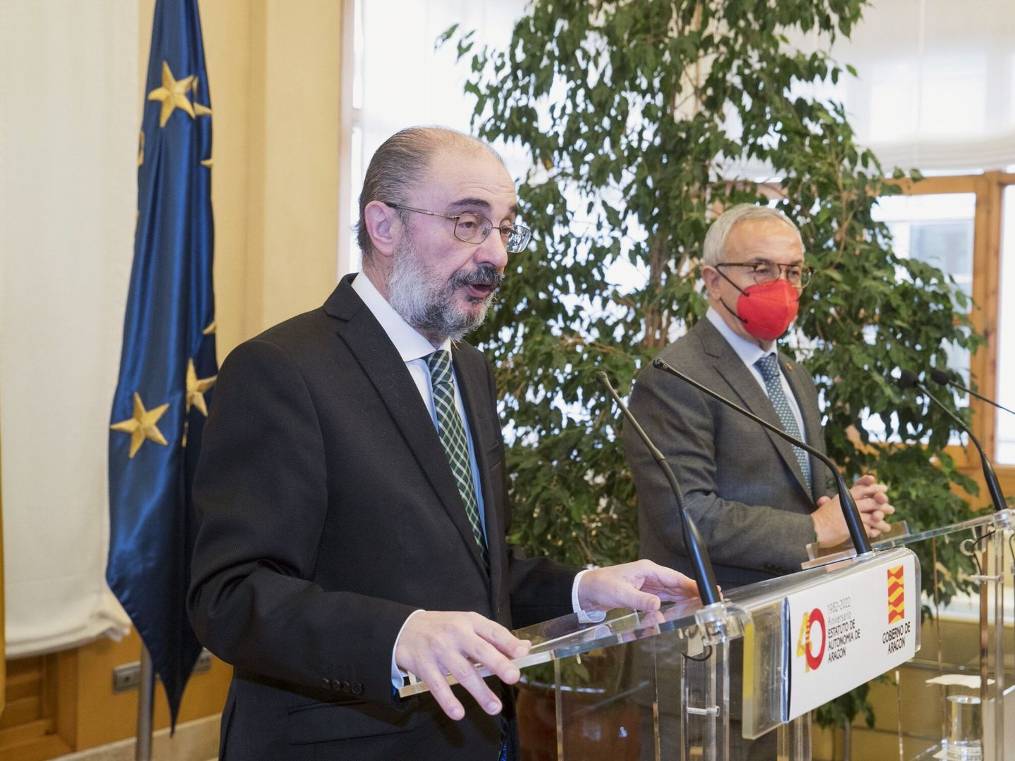 El presidente de Aragón, Javier Lambán, con Alejandro Blanco al fondo. (EFE/Javier Cebollada)