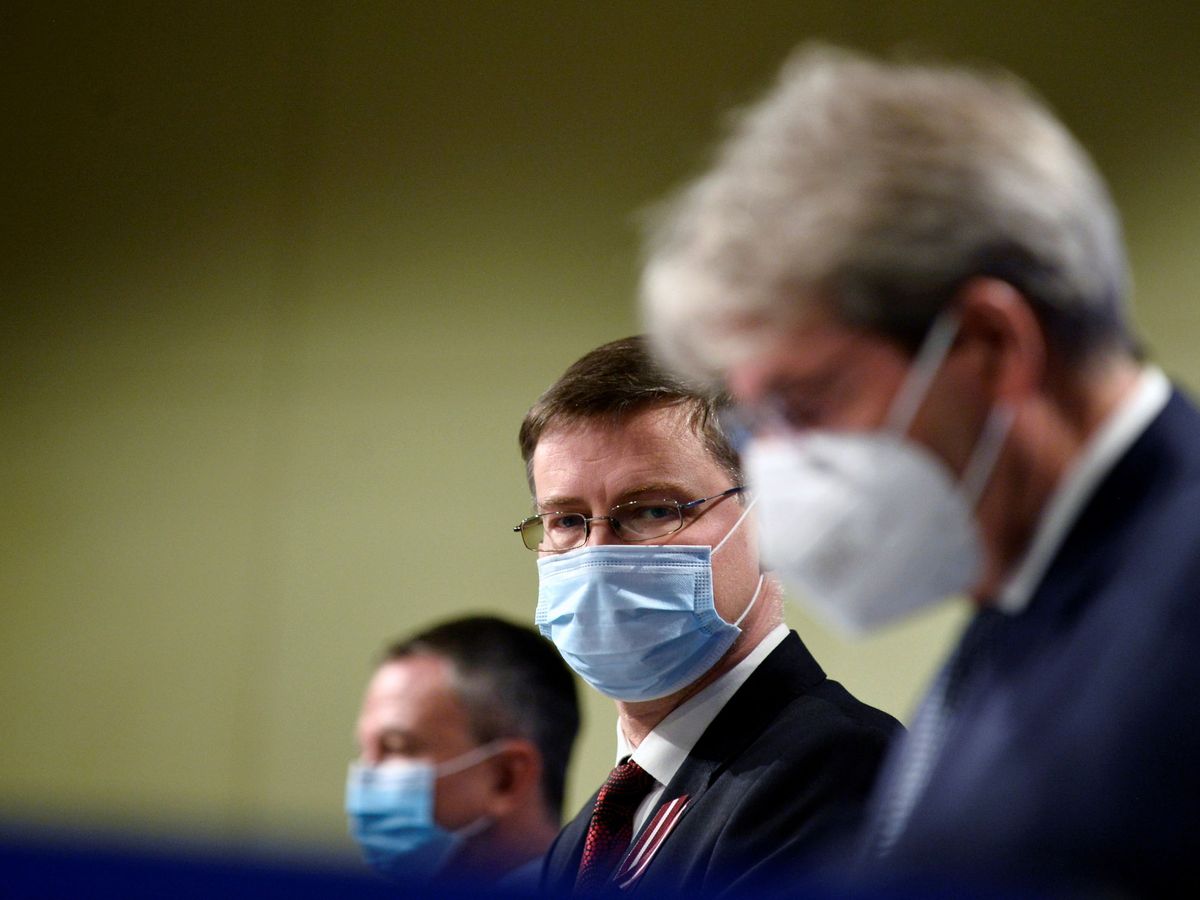 Foto: Dombrovskis, Gentiloni y Schmit. (Reuters)