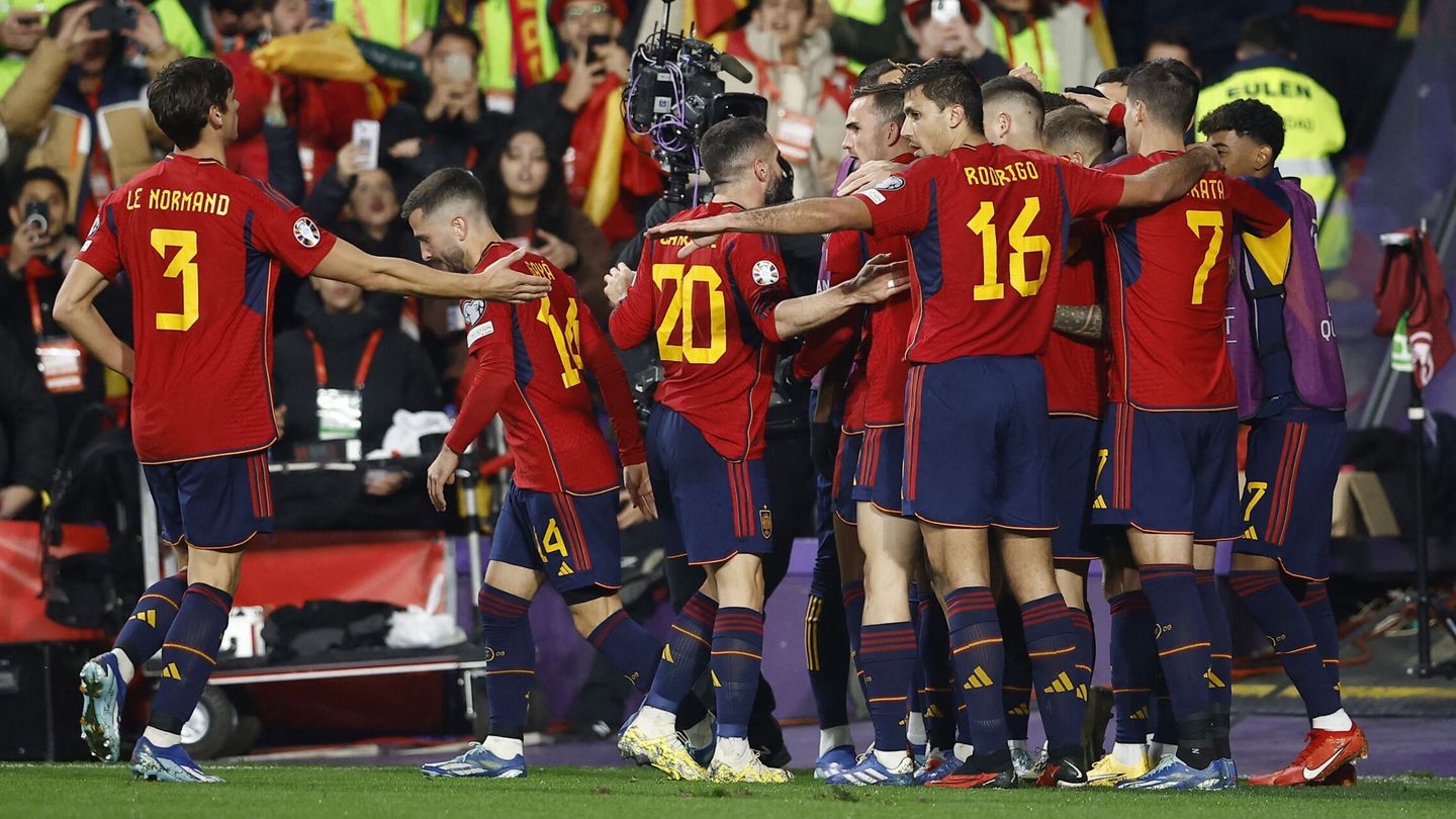 España fue una piña en la segunda mitad. (Reuters/Juan Medina)