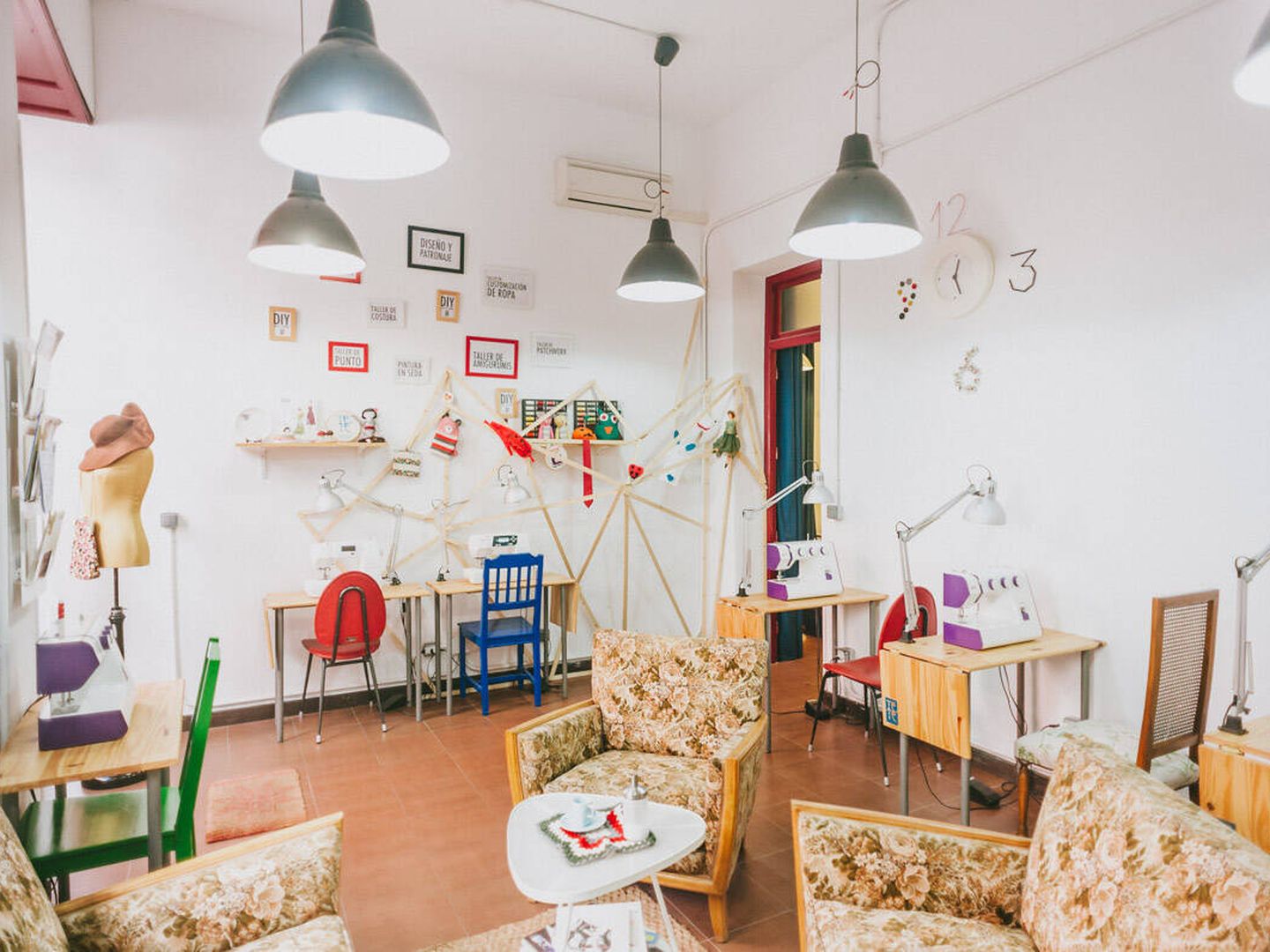 Interior del taller Teté Café Costura de Madrid, dedicado a impartir clases de costura y confección. (Cedida/Teté Café Costura)