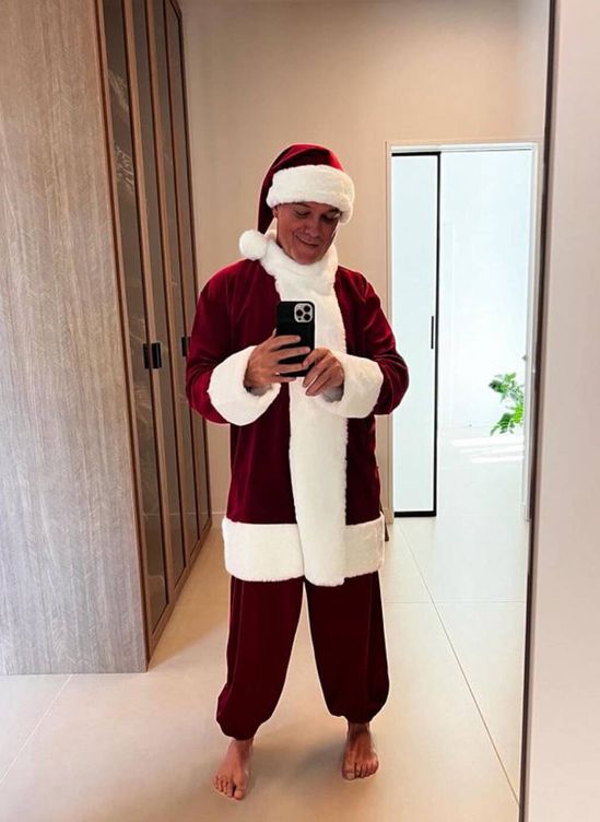 El cantante, vestido de Papá Noel. (Instagram/@alejandrosanz)
