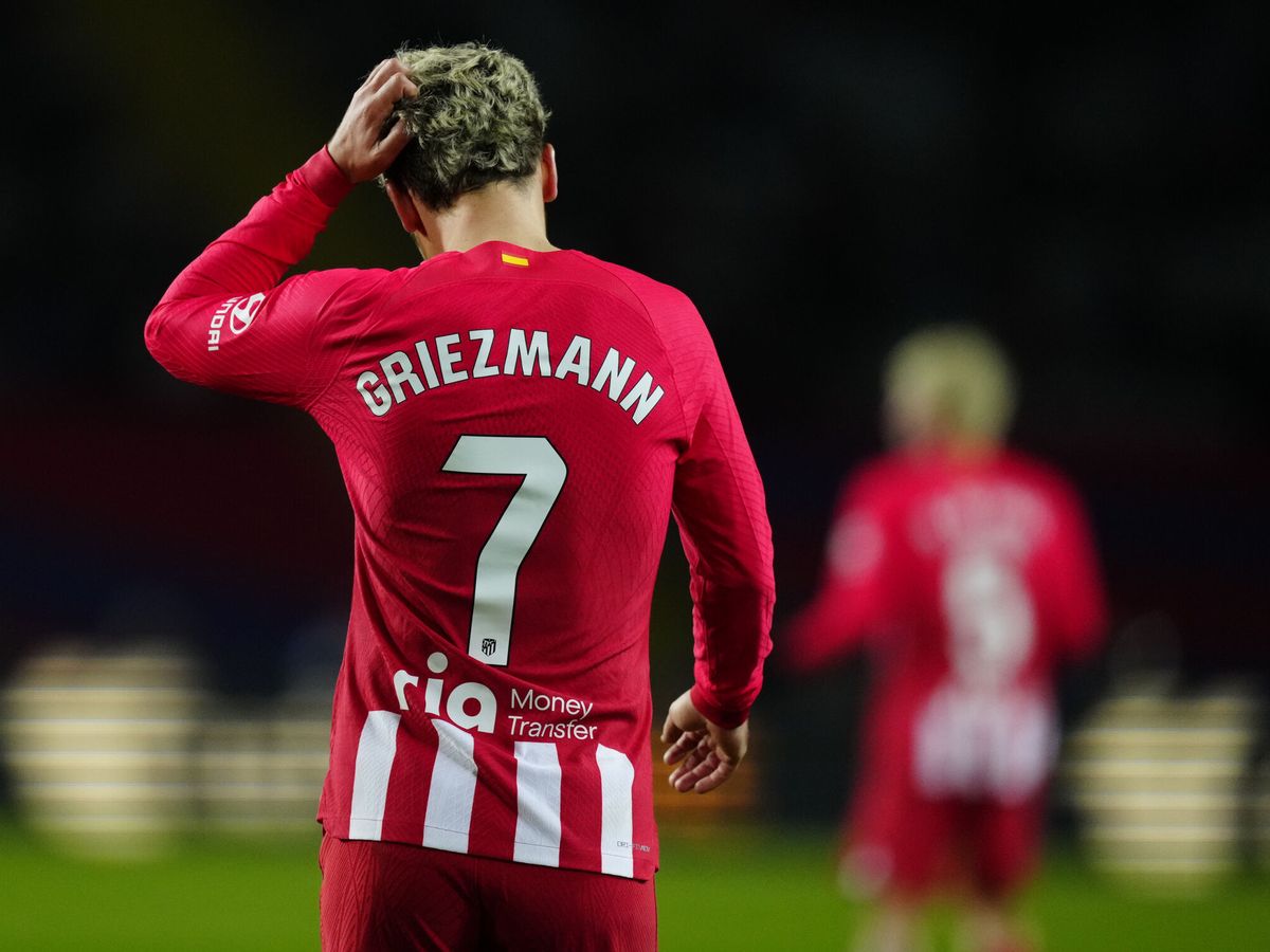 Foto: Griezmann se lamenta durante el partido. (EFE/Enric Fontcuberta)