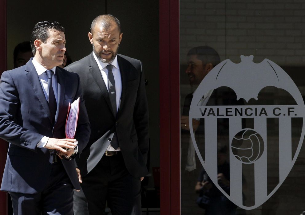 Foto: Amadeo Salvo y Nuno salen de las oficinas del Valencia durante la presente temporada.