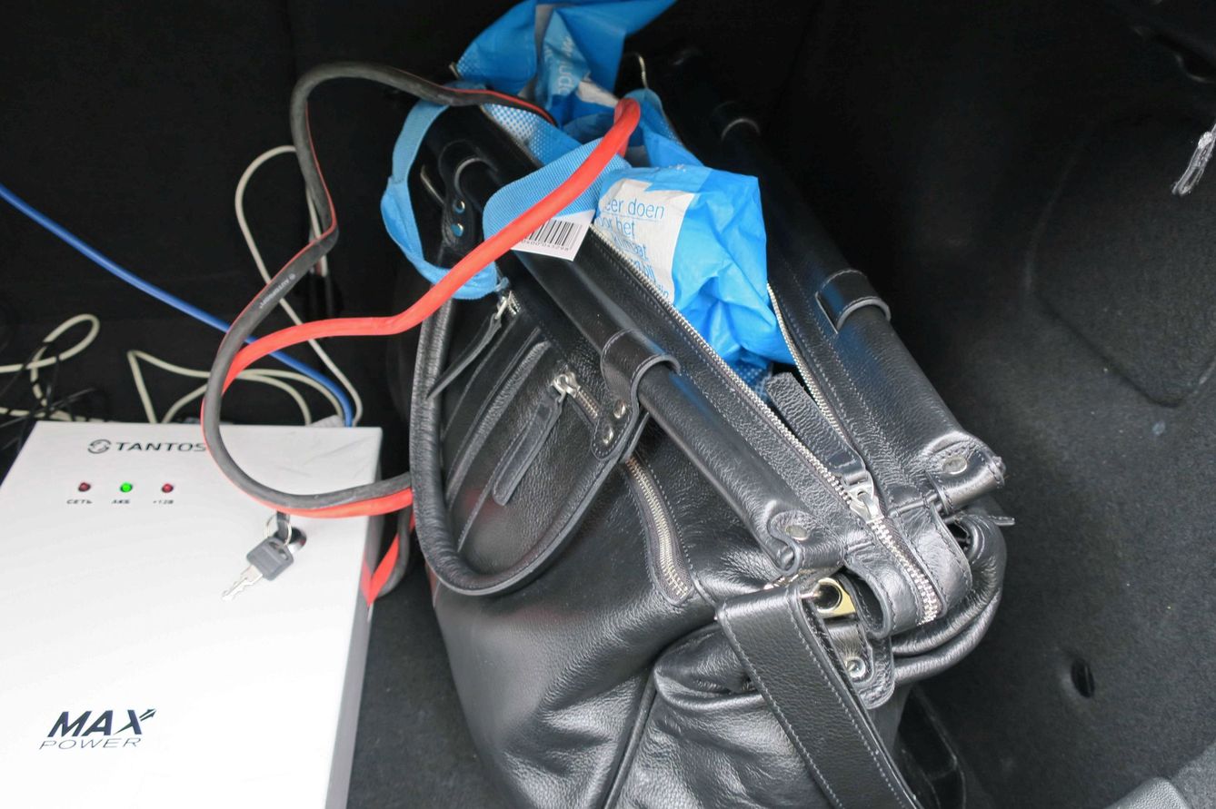 Material de hackeo incautado en el vehículo Citröen durante la operación. (EFE)