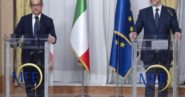 Foto: El comisario europeo de Asuntos Económicos, Pierre Moscovici (d), y el ministro de Economía italiano, Giovanni Tria. (EFE)