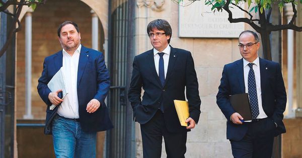 Foto: El expresidente de la Generalitat, Carles Puigdemont (c), su exvicepresidente, Oriol Junqueras (i) y Jordi Turull. (EFE)