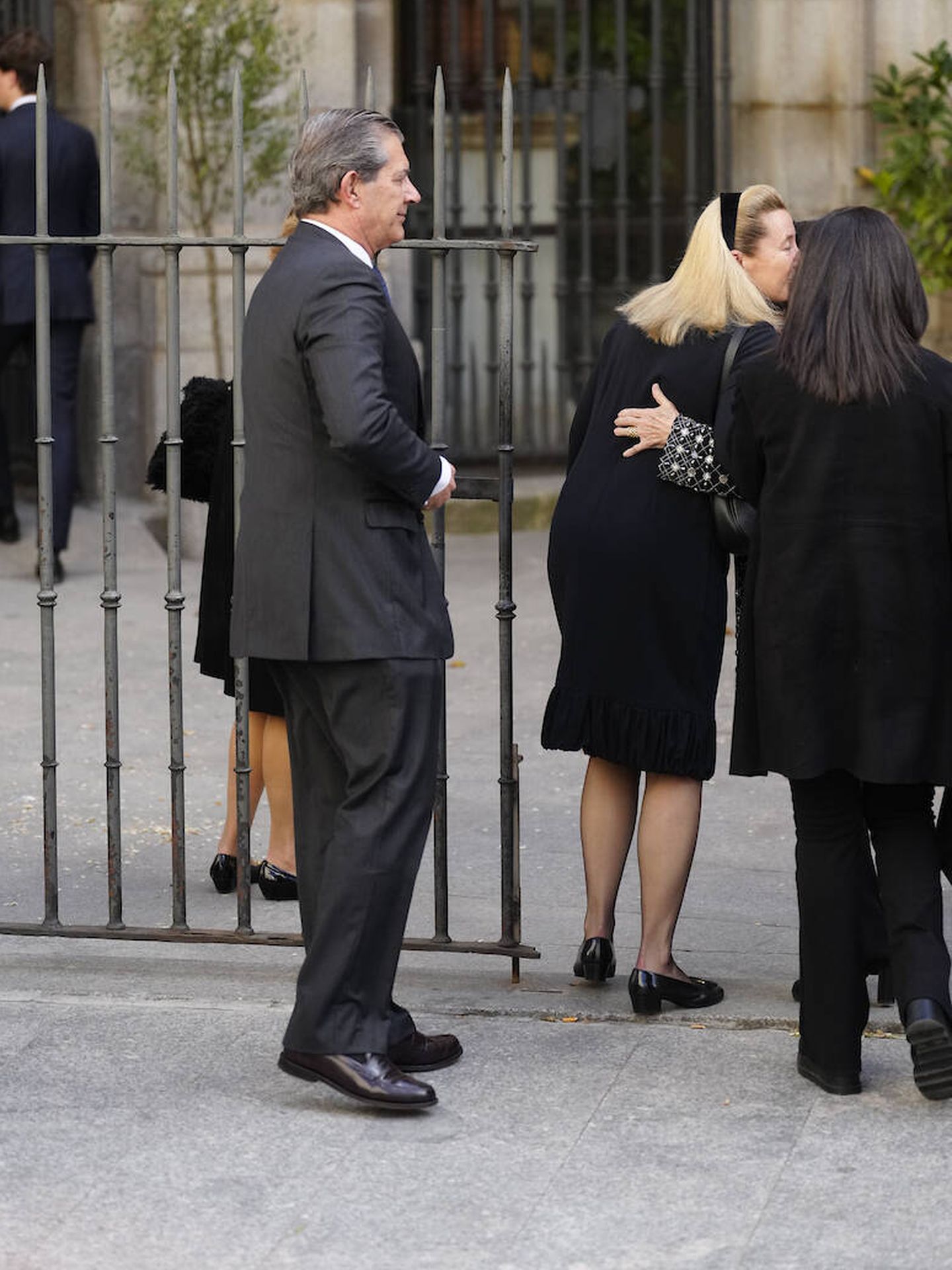 Pedro López-Quesada y Cristina Borbón-Dos Sicilias a su llegada al funeral de Fernando Gómez-Acebo en Madrid. (LP)