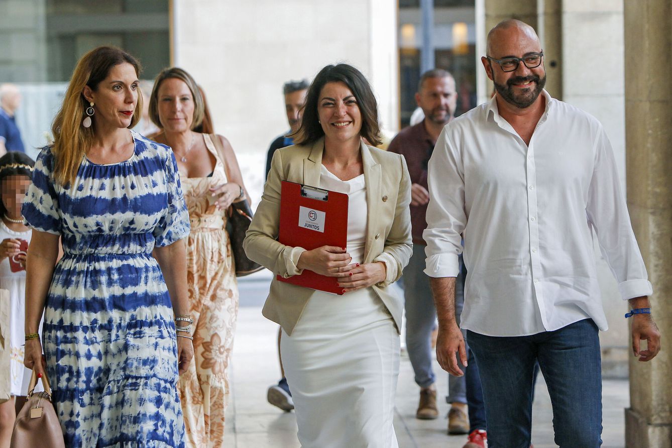 Macarena Olona, con compañeros de Caminando Juntos, en Alicante. (EFE)