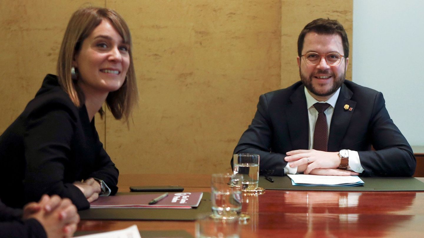 Aragonès y la presidenta del grupo parlamentario de Catalunya En Comú Podem, Jéssica Albiach. (EFE)