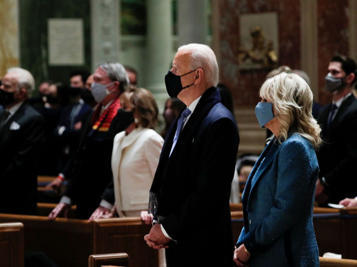 Foto: El presidente electo y Jill Biden, en el servicio religioso. (Reuters)