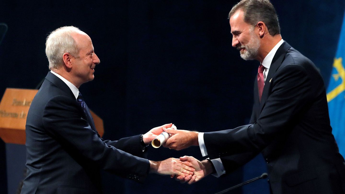 El rey Felipe entrega al filósofo estadounidense Michael Sandel el premio de Ciencias Sociales el pasado año en Oviedo. (EFE)