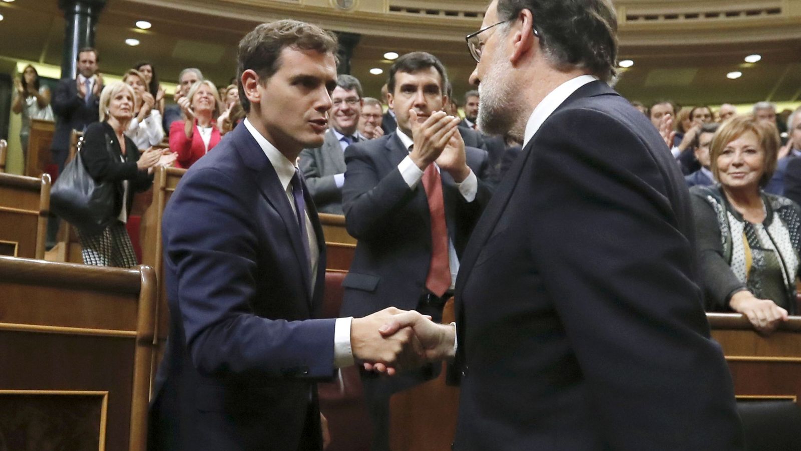 Foto: El líder del PP y presidente del Gobierno, Mariano Rajoy, es felicitado por el líder de Ciudadanos, Albert Rivera, tras ser investido. (EFE)
