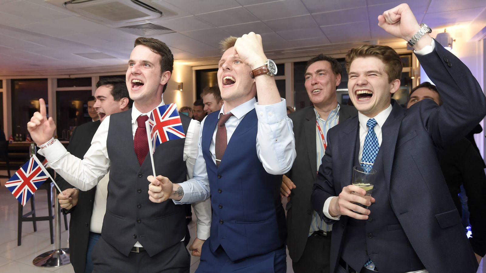 Foto: Partidarios del Brexit celebran los resultados del referéndum tras el cierre de los colegios, en Londres. (Reuters)