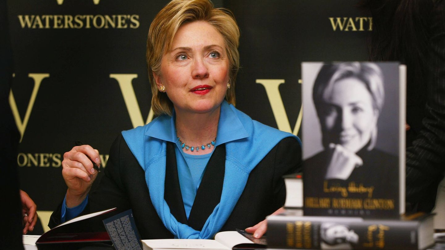 Hillary, firmando sus libros. (Getty)