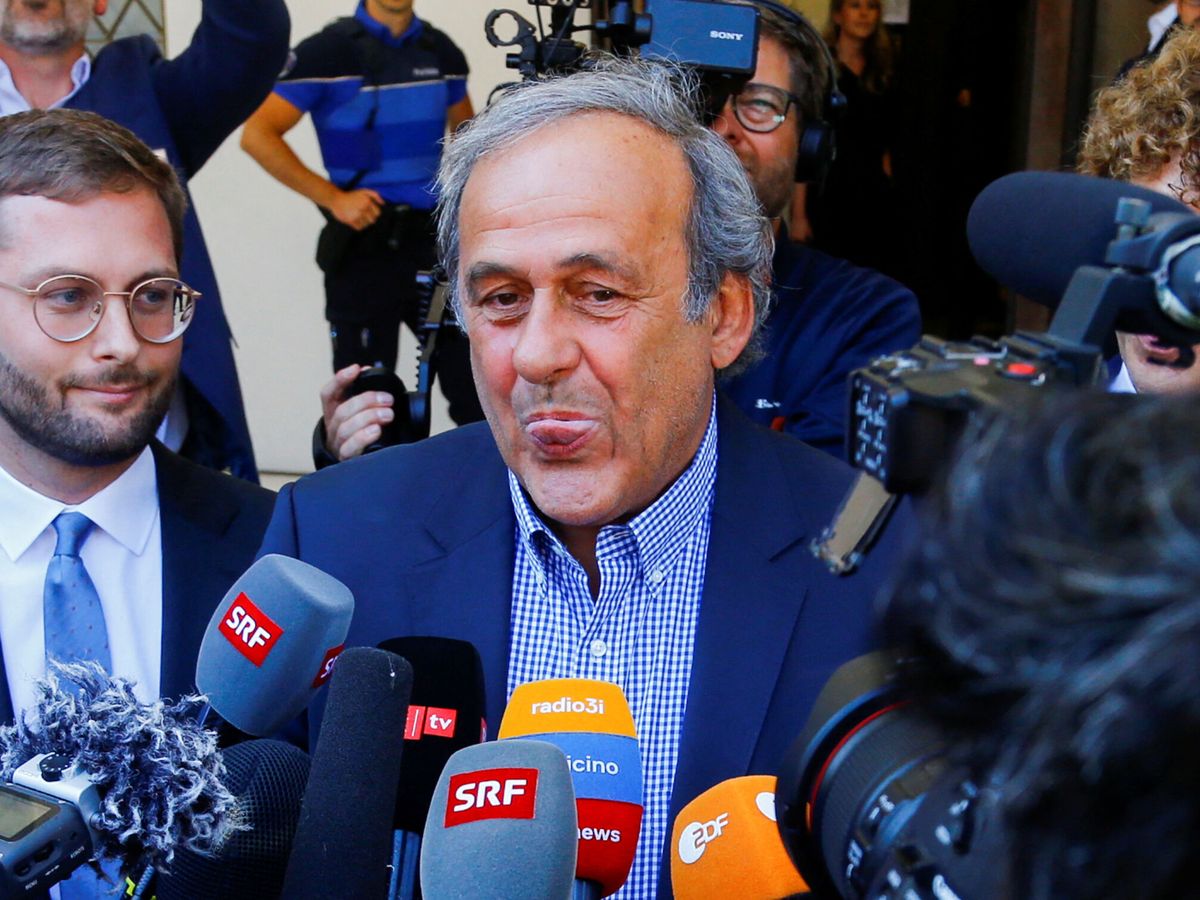 Foto: Platini, tras conocer la resolución. (Reuters/Arnd Wiegmann)