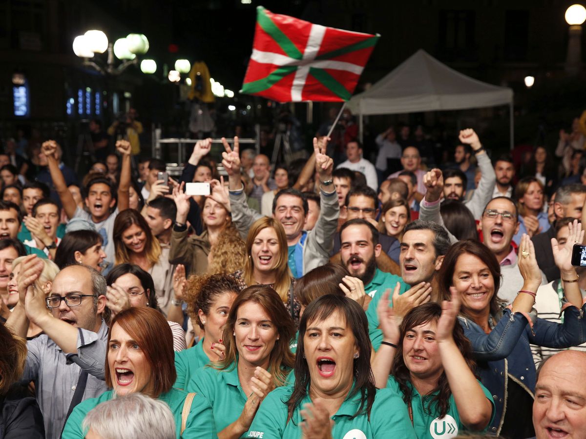 Foto: Imagen de archivo de militantes y simpatizantes del PNV celebrando una victoria electoral. (EFE/Luis Tejido)