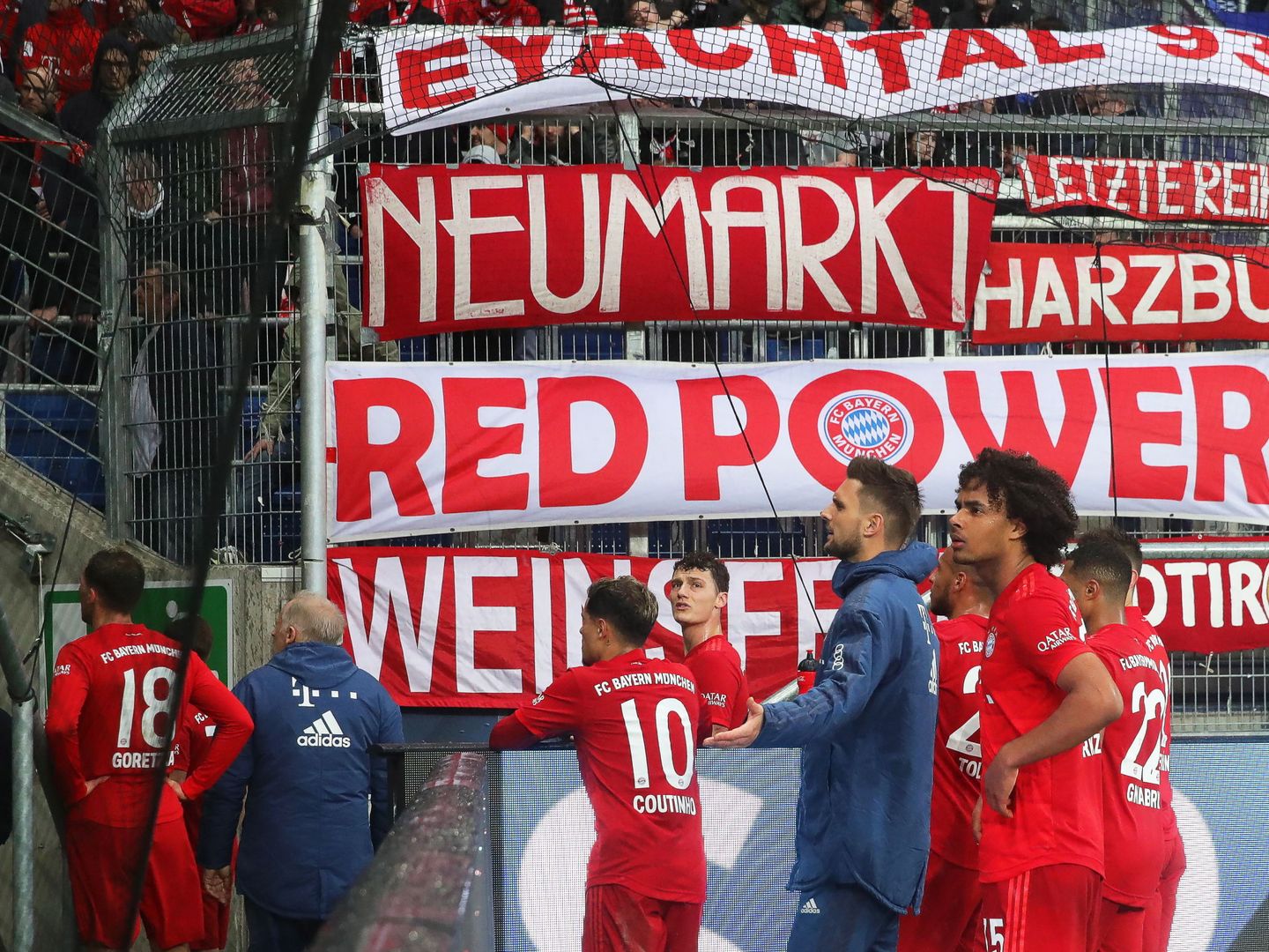 Sinsheim (Germany), 29 02 2020.- Bayern Munich players argue with fans during the German Bundesliga soccer match between TSG 1899 Hoffenheim and Bayern Munich in Sinsheim, Germany, 29 February 2020. (Alemania) EFE EPA ARMANDO BABANI CONDITIONS - ATTENTION: The DFL regulations prohibit any use of photographs as image sequences and or quasi-video.
