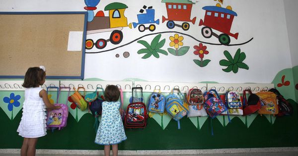 Foto: Unas niñas colocan su mochila en una colegio. (EFE)
