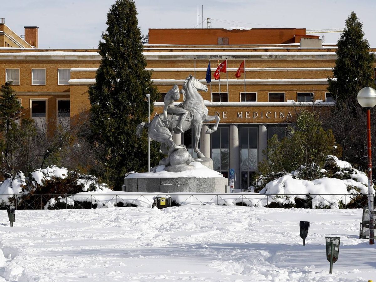 Foto: Vista del Campus de Medicina de la Universidad Complutense sin alumnos y totalmente cubierta de nieve este lunes. (EFE)