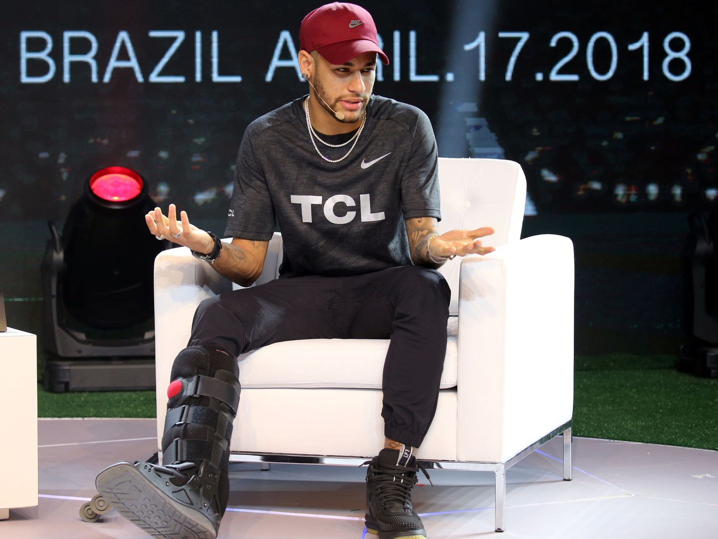 Neymar, lesionado, durante un acto publicitario en Brasil. (Reuters)