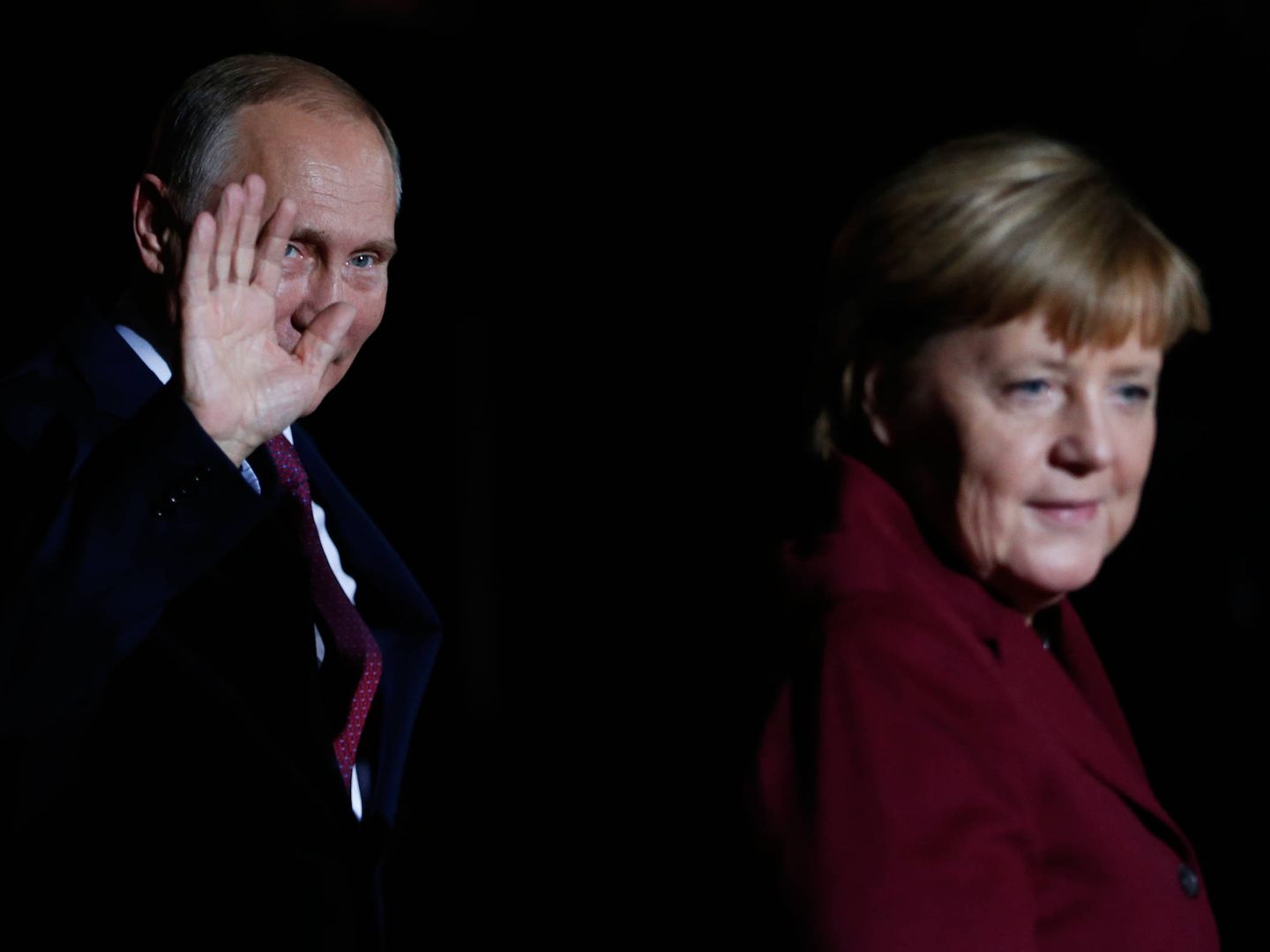 El presidente ruso Valdimir Putin saluda a su llegada a la cancillería en Berlín, en octubre de 2016 (Reuters).  