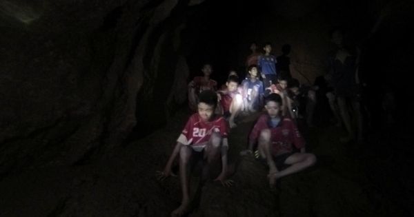Foto: Fotografía cedida por el Real Ejército de Tailandia que muestra a los 12 menores y su entrenador, desaparecidos en la cueva Tham Luang. (EFE)