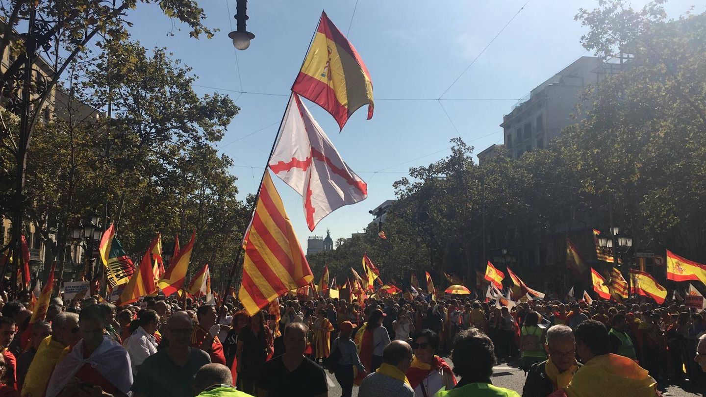 Imagen de paseo de Gracia lleno de banderas españolas. (Marcos García Rey)