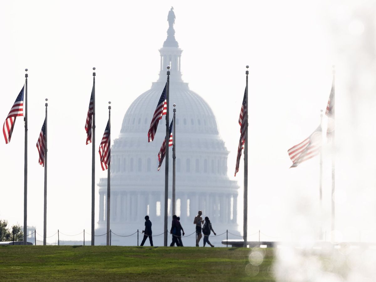 Foto: Banderas estadounidenses con el Capitolio de fondo. (EFE EPA/ Michael Reynolds)