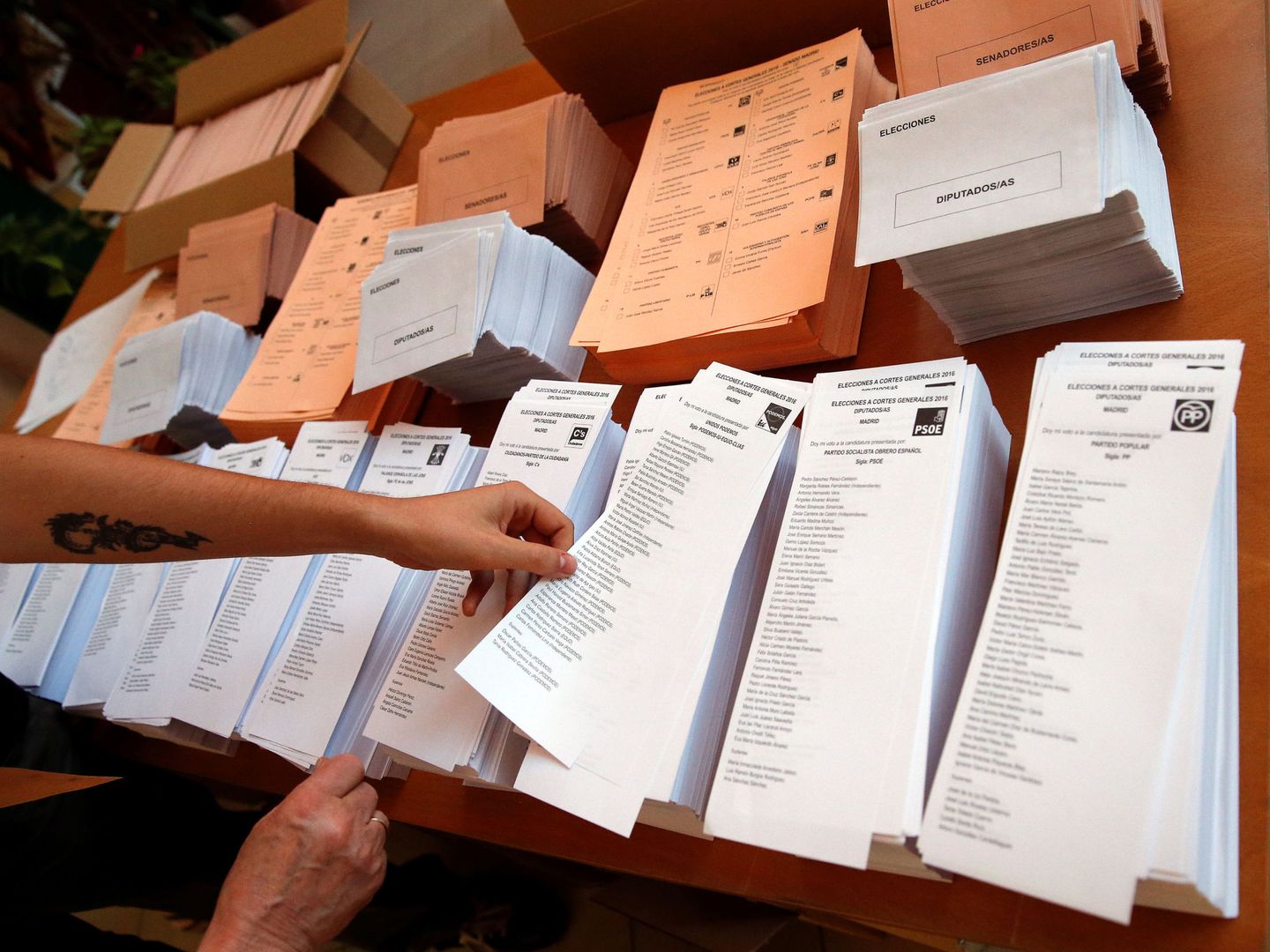 Un votante elige una papeleta en las elecciones generales del 26 de junio de 2016, en Madrid. (Reuters)
