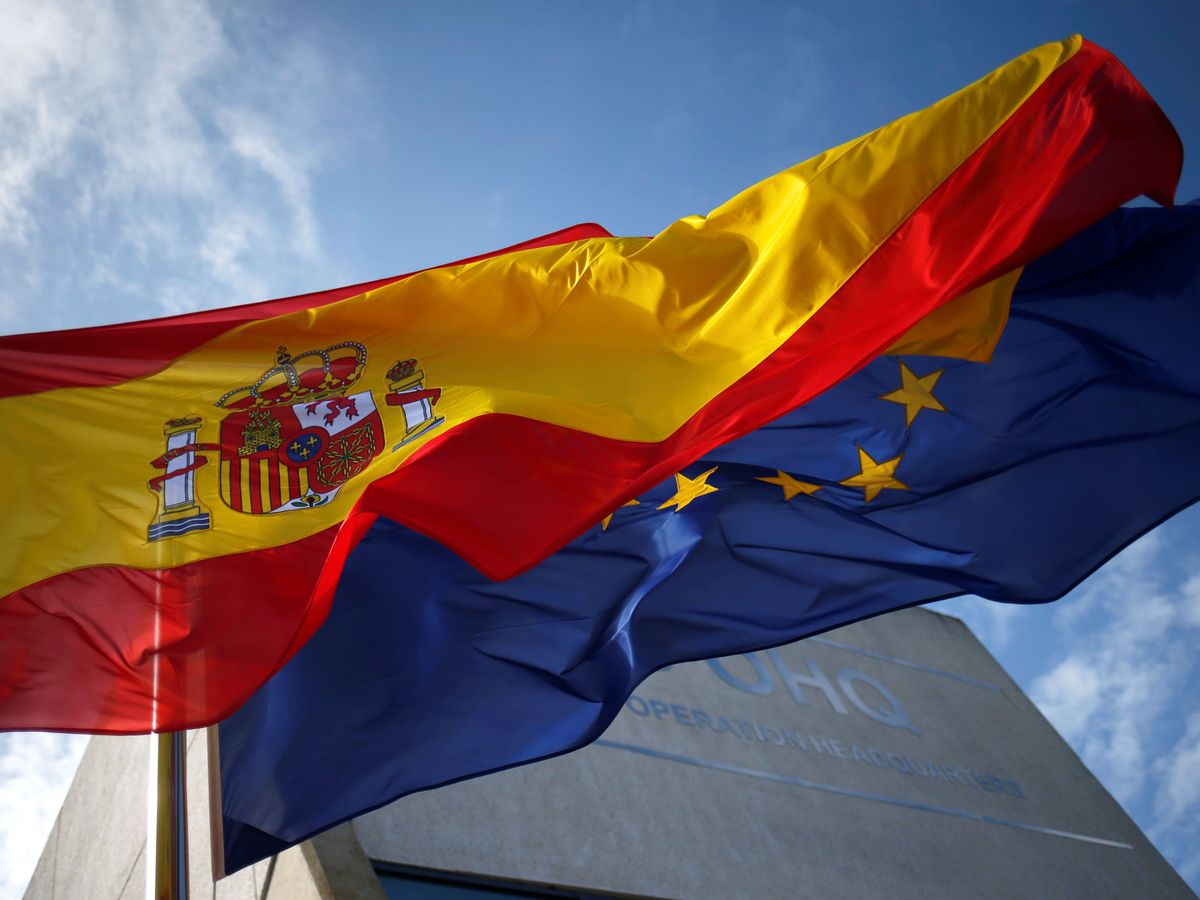 Foto: Bandera española junto a la europea, en la base de Rota. (Reuters)