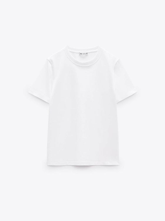 Camiseta blanca básica. (Zara/Cortesía)