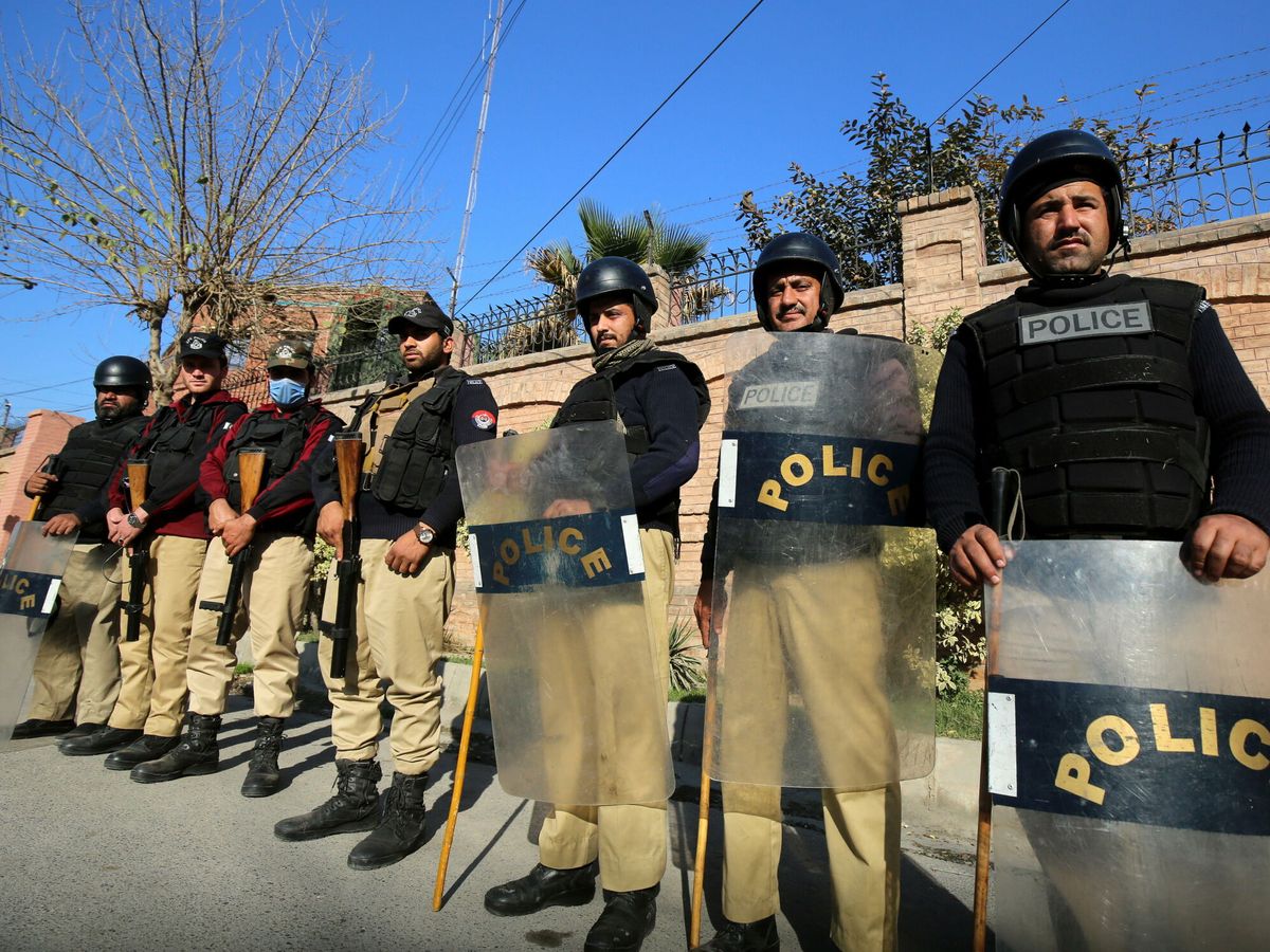 Foto: Agentes de seguridad paquistaníes montan guardia por las protestas tras las elecciones. (EFE/EPA/Arshad Arbab) 