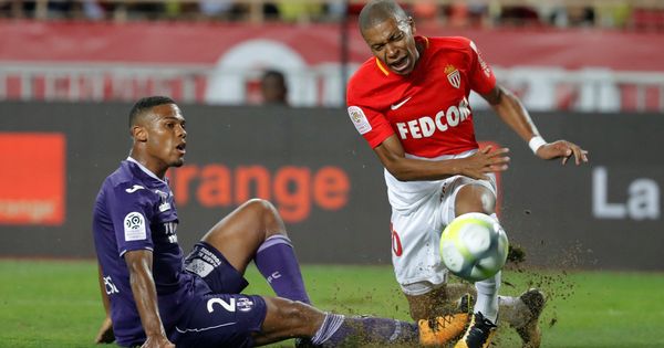 Foto: Mbappé, en el momento de caer lesionado durante el Mónaco-Toulouse. (Reuters)